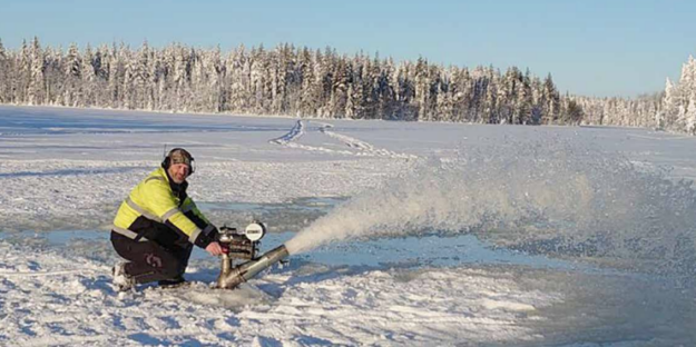 Rikard Rödlund pumpar upp vatten för att frysa till en isväg.
