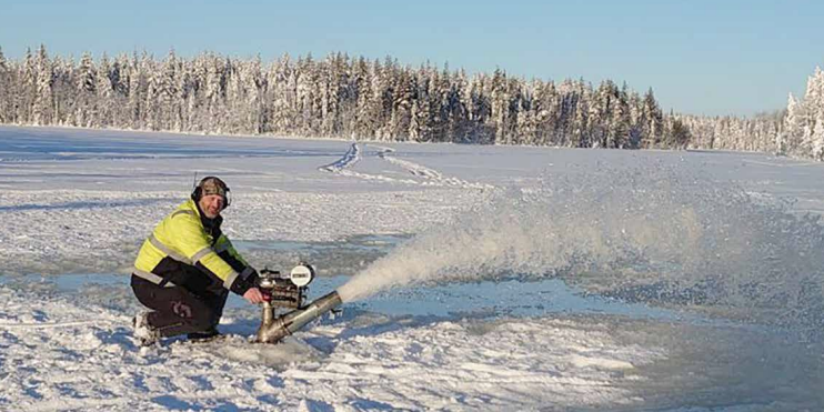 Rikard Rödlund pumpar upp vatten för att frysa till en isväg.